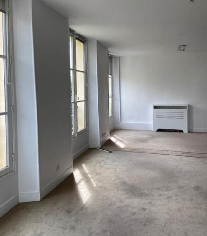 Au pied de la gare de Versailles Rive Droite, des bureaux de 351 m² divisibles à partir de 112 m²