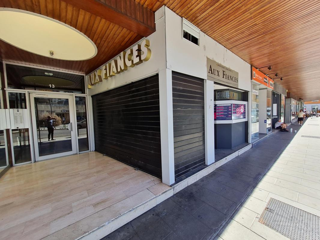 Location - Local commercial - 51,47 m² - 13 800 €/an HC HT -