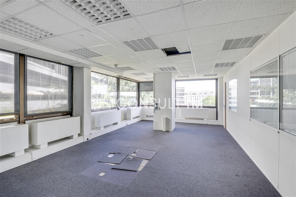 Au pied du Pont de St Cloud, surface mixte, activité-bureaux, à louer de 607m²