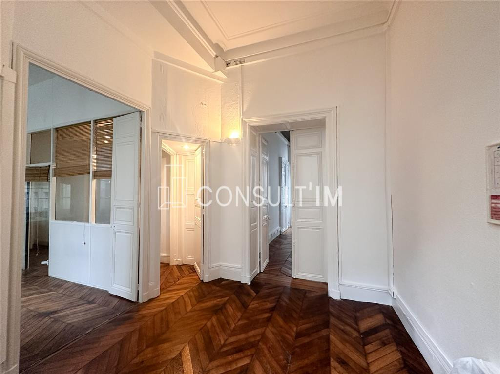 A louer bureaux avec parquet, moulures et cheminées