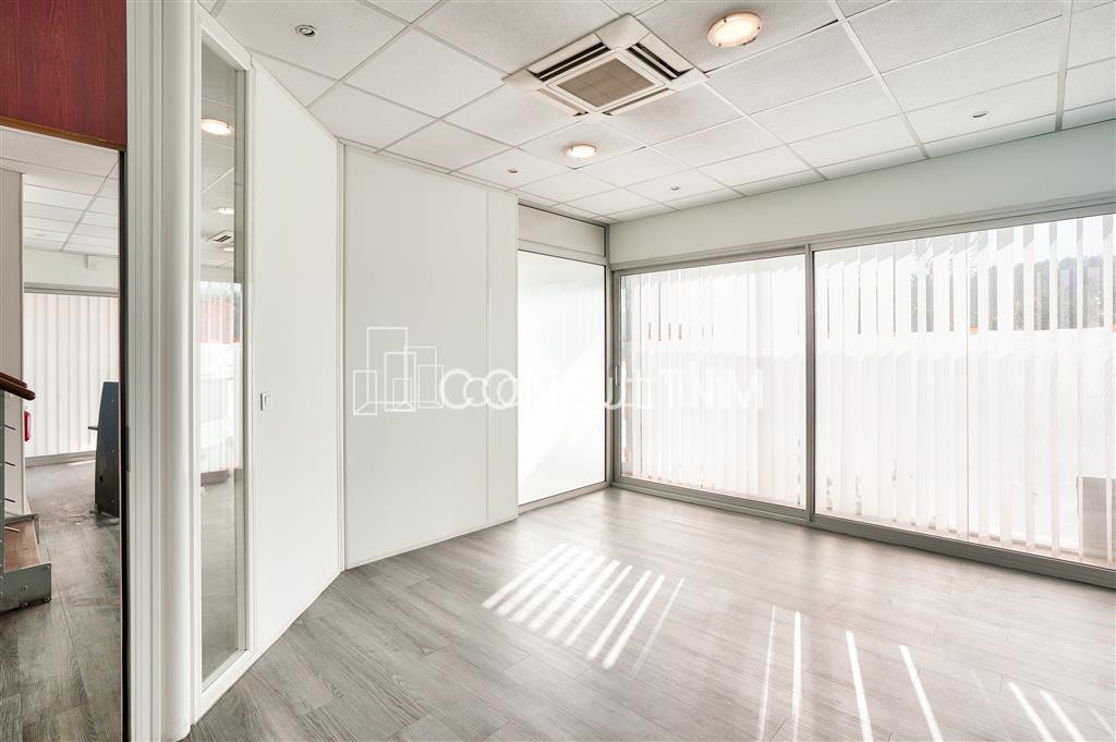 Sur les quais de Seine, Bureaux  avec entrée indépendante à vendre avec belle hauteur sous-plafond