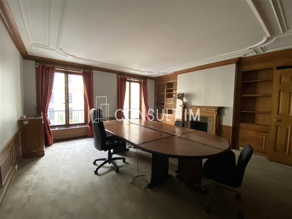 Locaux en duplex sur cour pavée