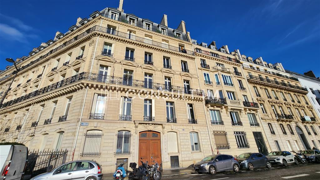 Au pied du métro Europe, dans un immeuble haussmannien, bureaux à louer en RDC