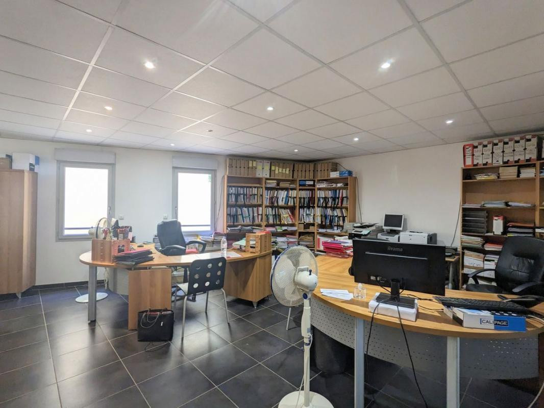 Locaux commerciaux 156 m² en plein centre de Pélussin !