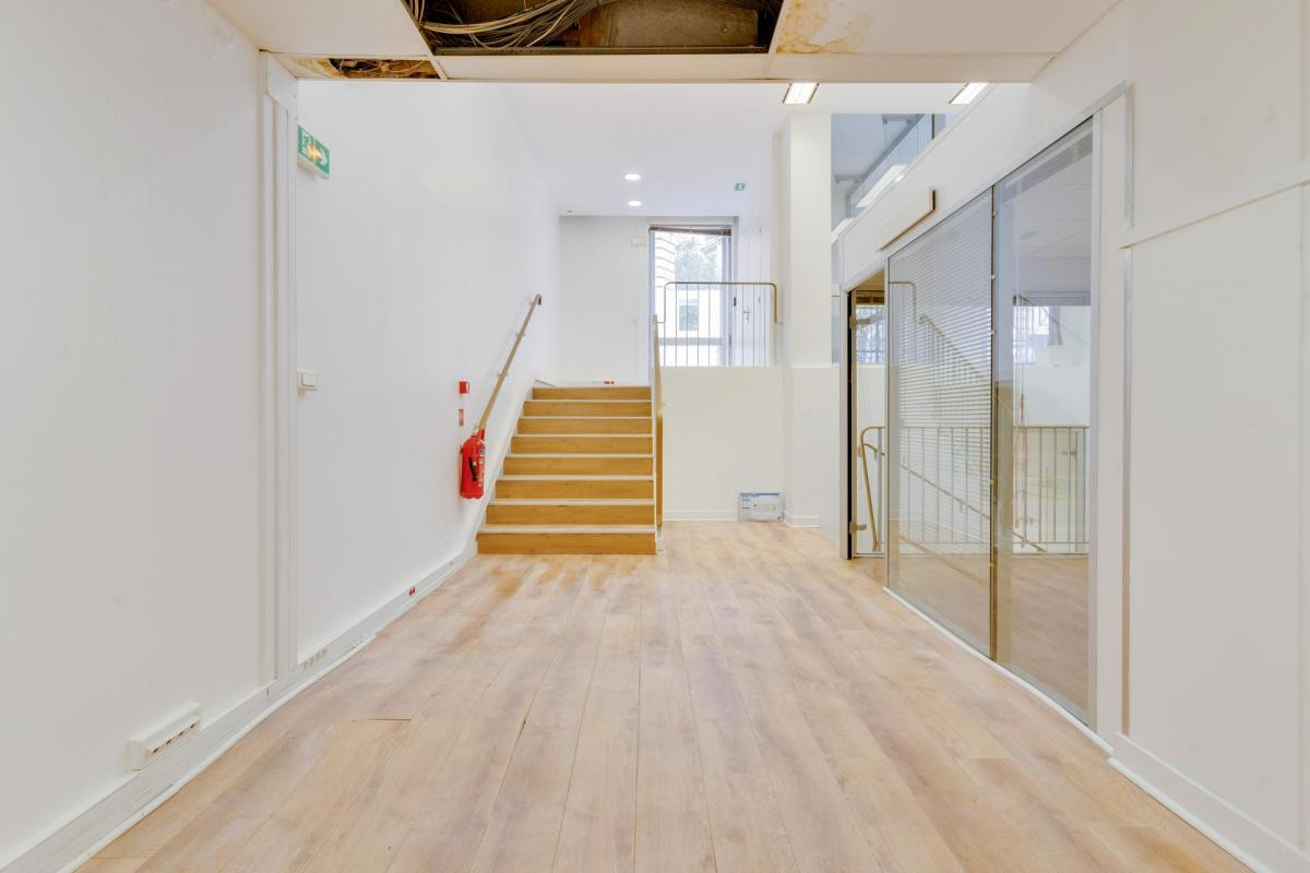 A vendre Local commercial idéalement situé , Paris 9 refait à neuf