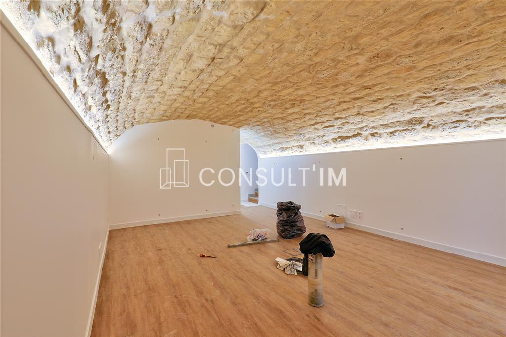 Bureaux rénovés style atelier / loft avec très belle hauteur sous-plafond