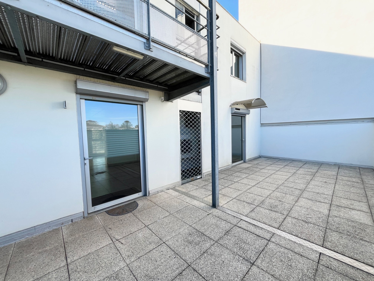 GRADIGNAN CENTRE DANS PÔLE DE SANTÉ LOCAL PROFESSIONNEL CLIMATISÉ 98 M² AVEC TERRASSE