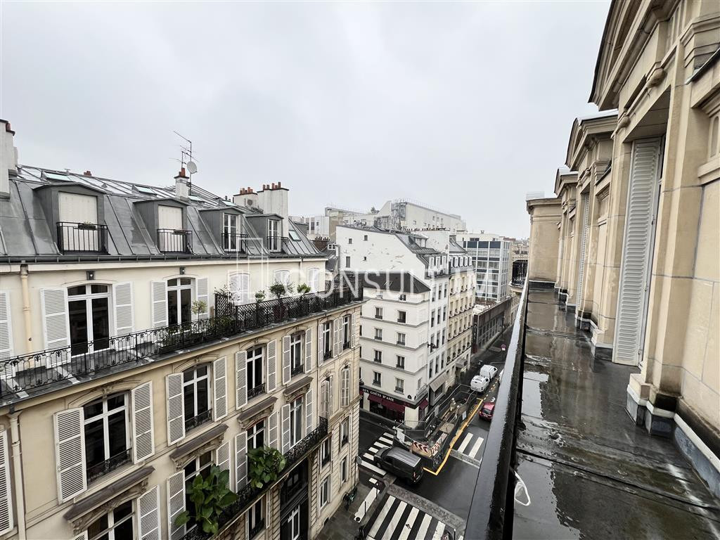 A louer bureaux avec balcon filant proche métro Miromesnil