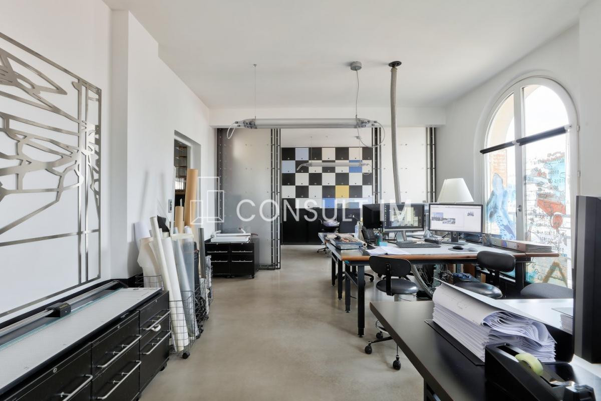 Au cœur du 6ème arrondissement, bureaux avec balcon et hauteur sous plafond