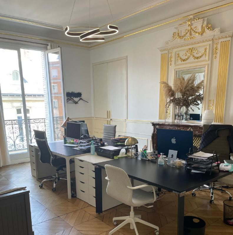 Rue de Penthièvre, bureaux haussmannien avec balcon filant