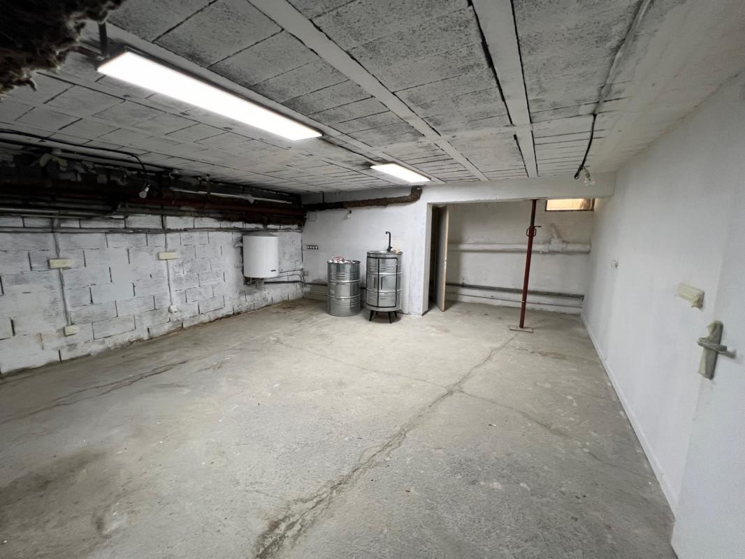 Local commercial en sous-sol rue Irma Moreau