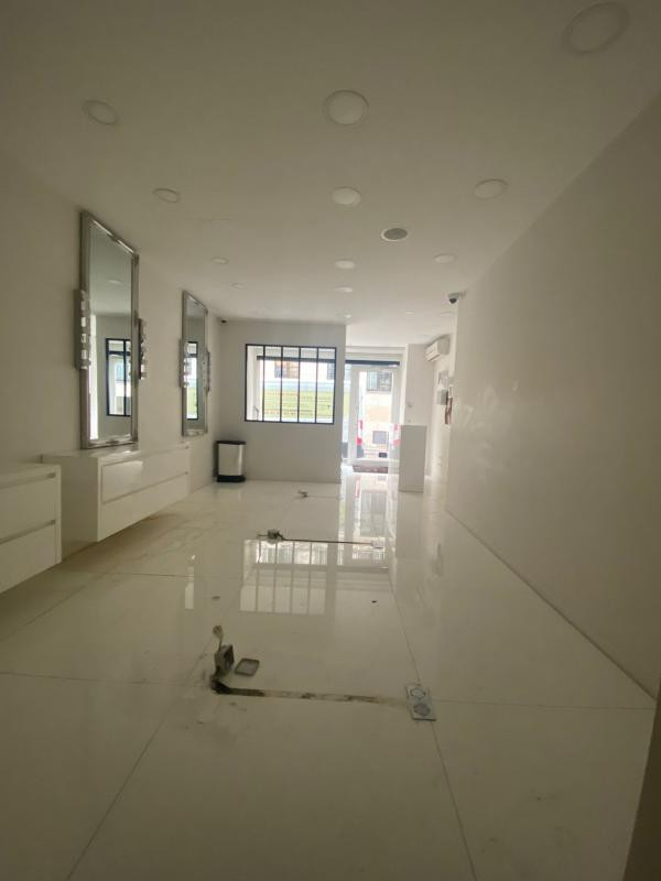 Proche rue de Lévis, boutique de 37 m²