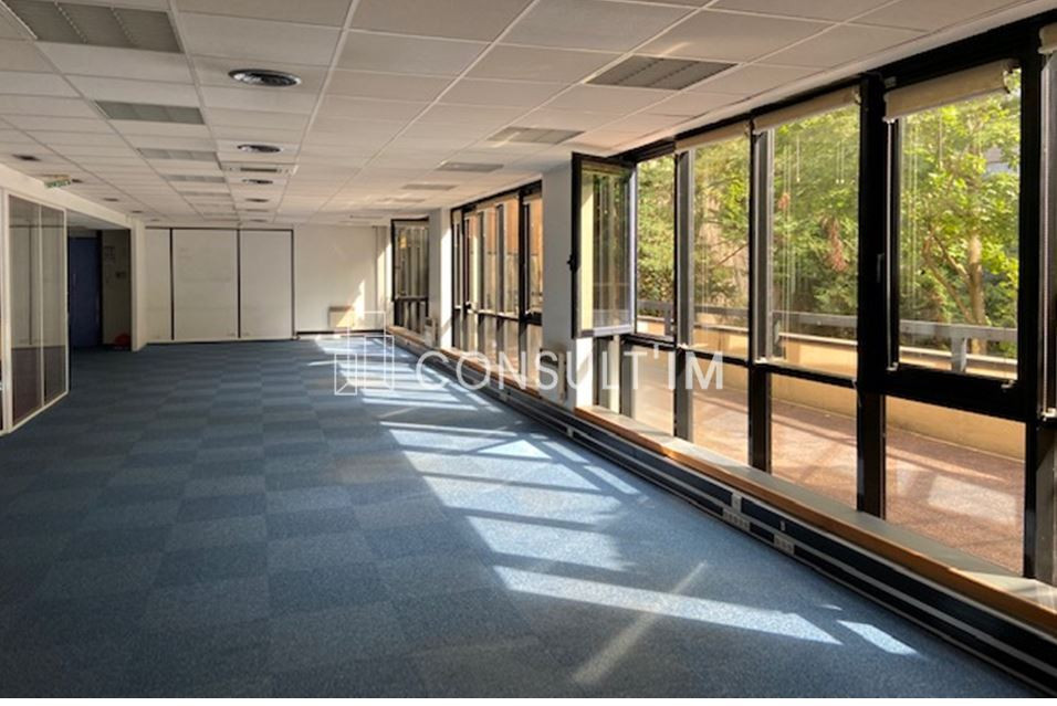 Au pied du métro Mairie d'Issy, ligne 12, 171 m² avec terrasse à louer