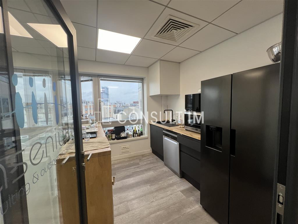 A proximité du métro Brochant à louer bureaux de 340 m² lumineux