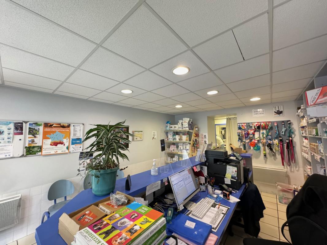 Local d'activité 80m2 avec réserve à vendre centre bourg  de Saint-Héand