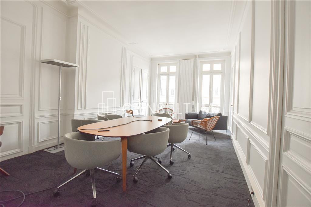 Notre Dame de Lorette/Etienne d'Orves, Bureaux avec balcon filant