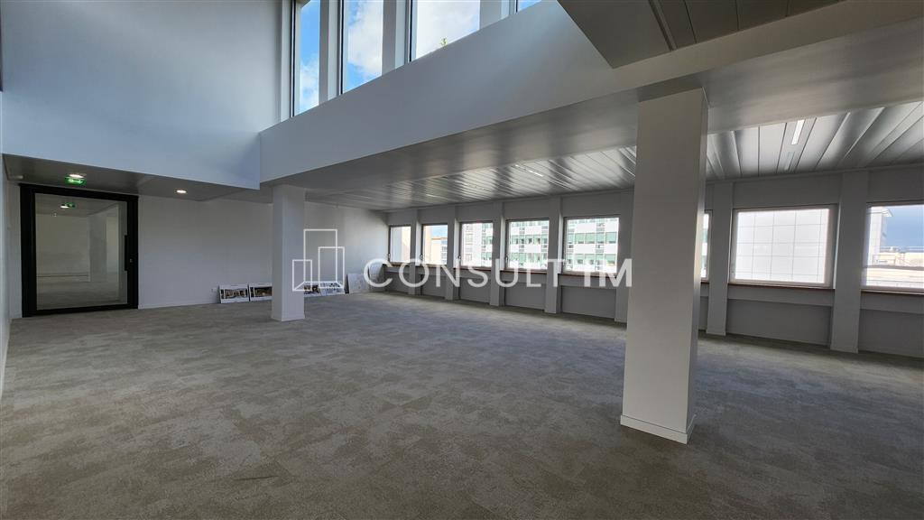 Grande surface de bureaux dans un immeuble restructuré
