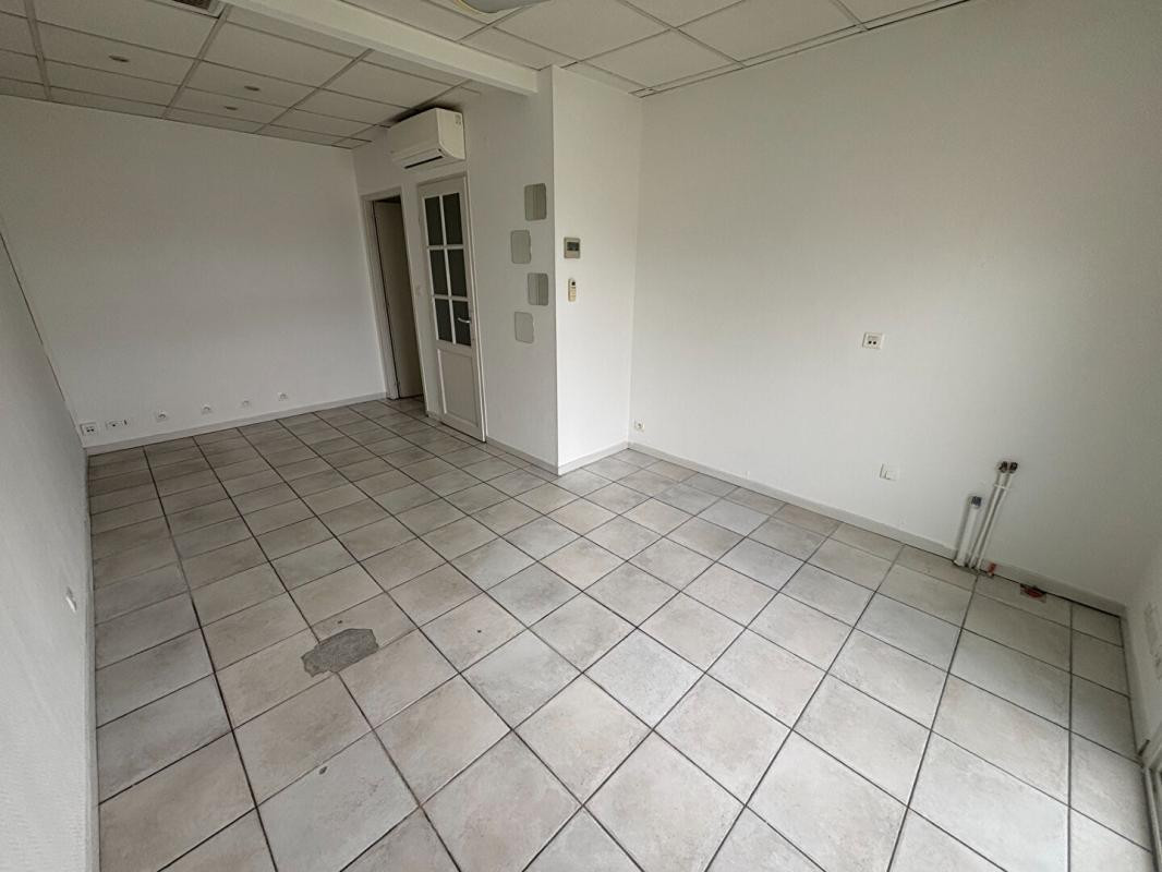 LOCAL PROFESSIONNEL DE 40 M²  ENVIRON  DANS UN CENTRE MÉDICAL