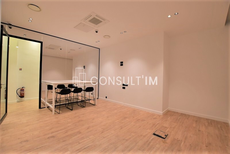 Bureaux en très bon état avec belle hauteur sous plafond donnant sur patio arboré