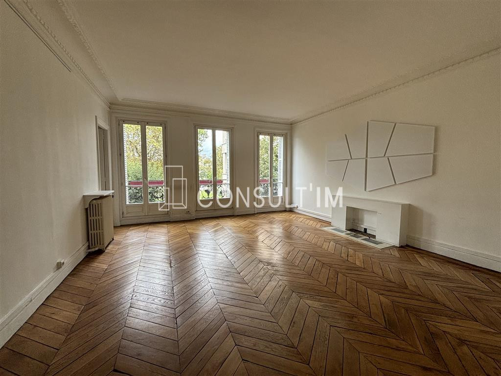 Dans un bel immeuble de standing - balcon filant - vue dégagée sur l'Avenue Foch - locaux lumineux