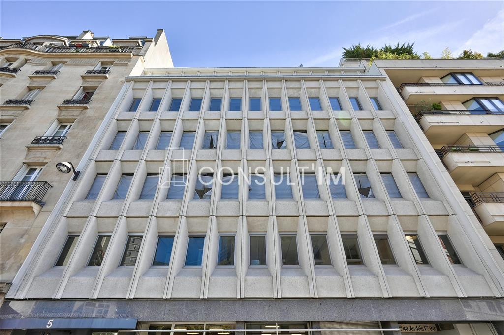 Plateau de bureaux livré rénové. Bureaux fonctionnels et lumineux