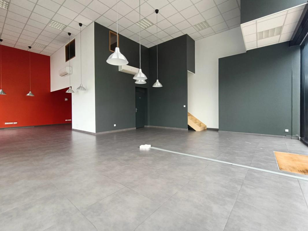 Local Commercial à Louer - 142 m² - Saint Priest 69800Centre