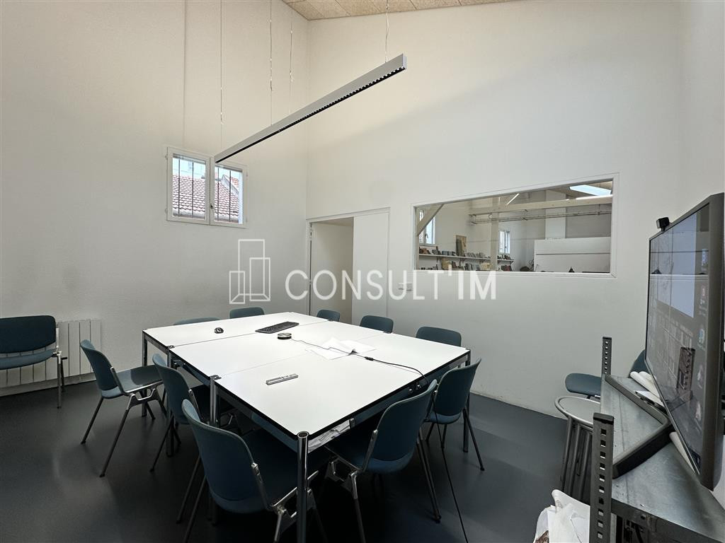 Bureaux dans un bel immeuble pierre et brique