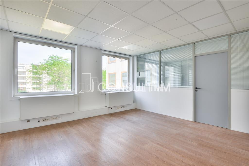 A proximité du Pont de Suresnes, à vendre des bureaux de 374,3m² eau 2ème étage