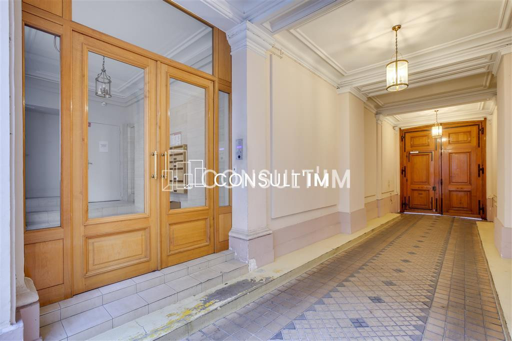 Bureaux au pied de l'Arc de Triomphe