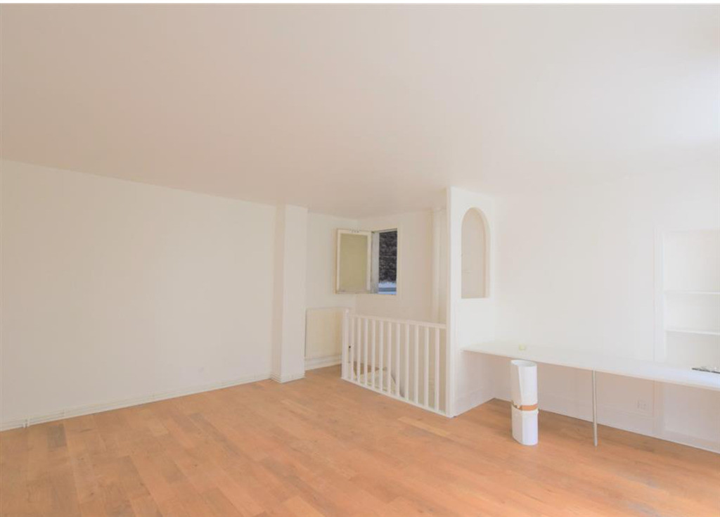 Surface type atelier - duplex sur cour