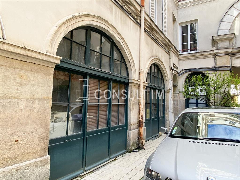 A proximité des gares, bureaux en rez-de-chaussée donnant sur charmante cour pavée