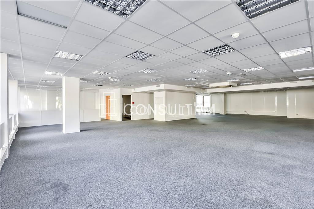 Au pied du Pont de Saint Cloud, et de l'A13,  bureaux de 374 m² à vendre