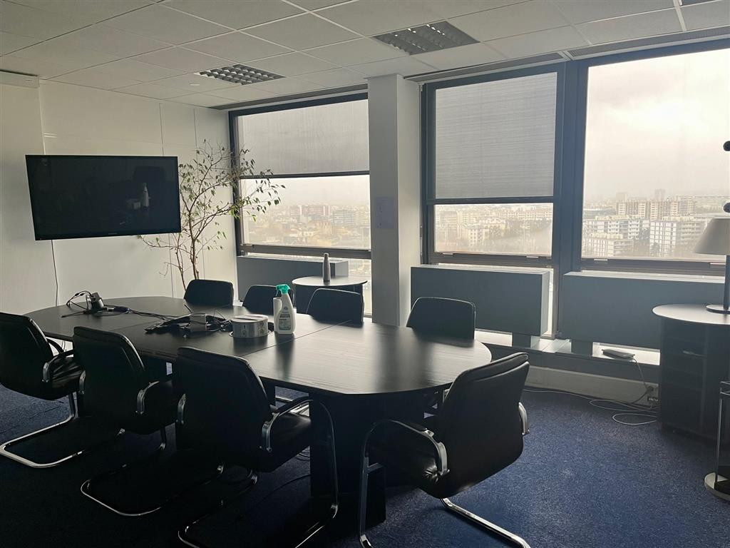 A louer bureaux  en étage élevé avec vue exceptionnelle sur Paris et St Cloud