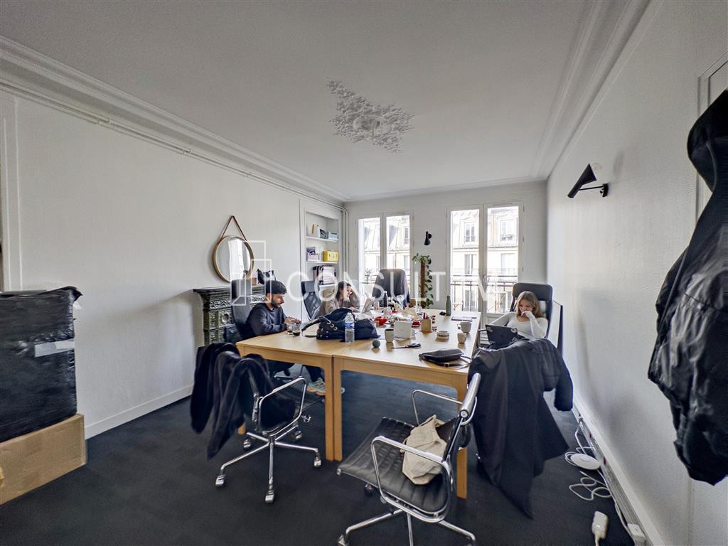 Place de la République bureaux avec balcon filant à louer