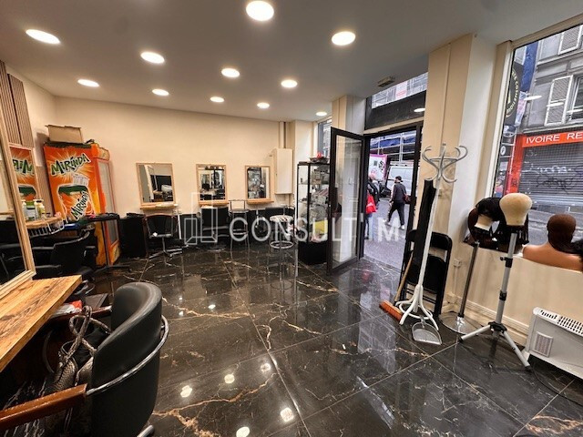 Rue de Clignancourt, boutique à la vente occupée, idéal investisseur, bonne rentabilité
