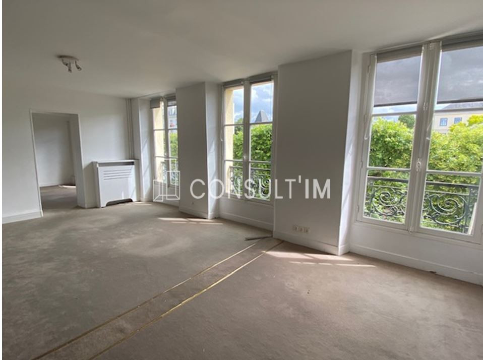 Au pied de la gare de Versailles Rive Droite, 112 m² à louer dans un  hôtel particulier