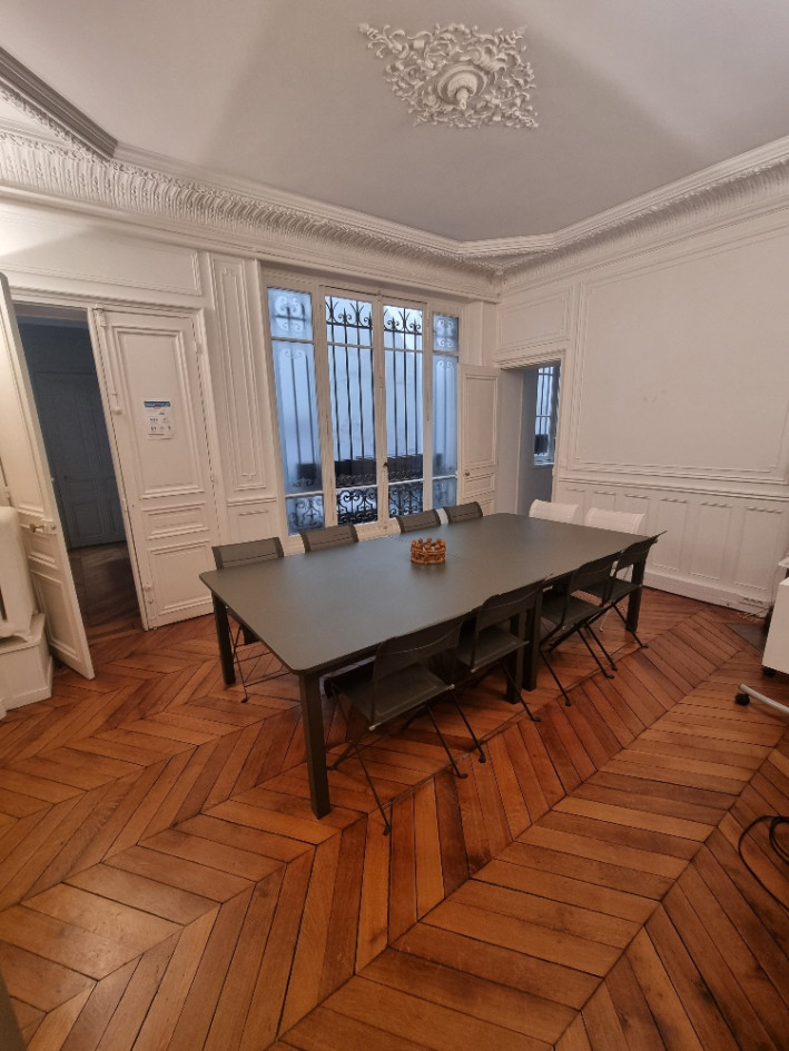 LOCAUX PROFESSIONNELS A LOUER PARIS 75008
