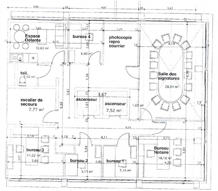 A deux pas de la Place de la Nation, bureaux avec terrasse privative et place de parking électrifiée