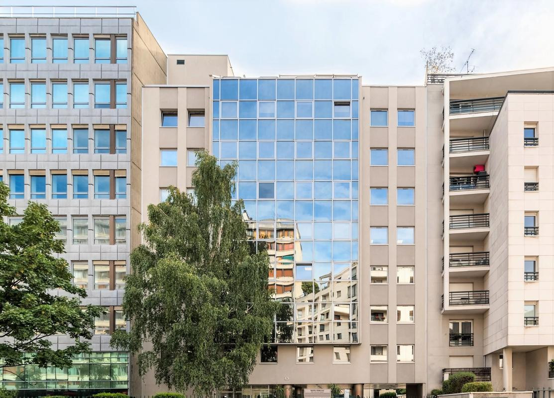 Locaux à louer de 220m² divisibles par bureau. Accès PMR - ERP 5 -Spécialisés pour des professions médicales. Location au bureau. Immeuble récent de bureaux, plateau entièrement cloisonné jusqu'à 11 bureaux avec leur point d'eau privatif