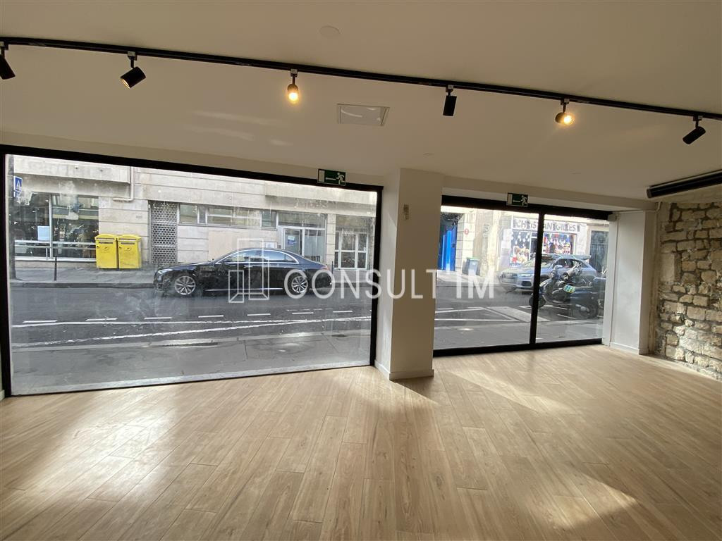Commerce traversant situé dans le quartier de Jussieu