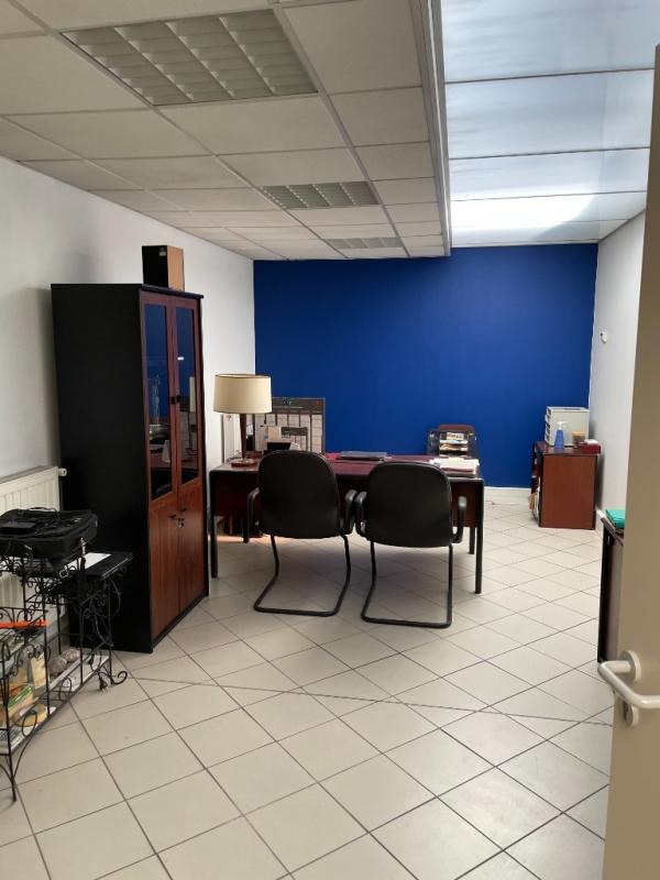 LOOS 10MN CHR  ensemble de bureaux+ grand hangard sur rue
