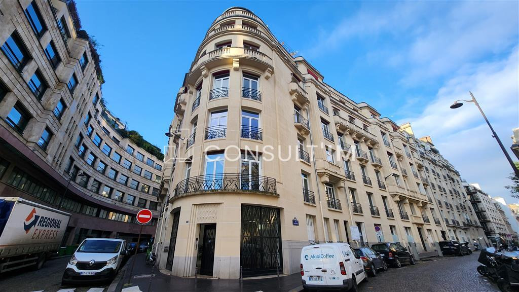 A toute proximité de la Place de l'Etoile, plateau de bureaux à louer de 472 m² au 1er étage