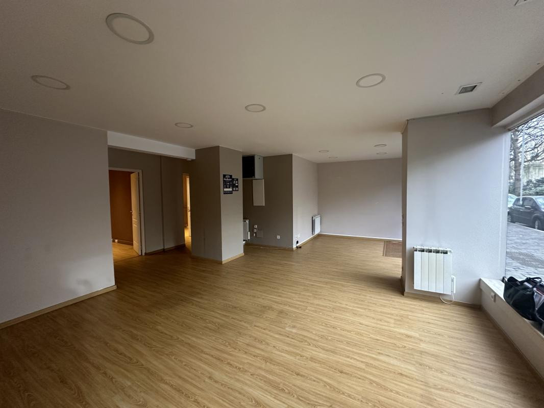 LOCAL / BUREAUX - 77 m2 - QUAI DU WAULT