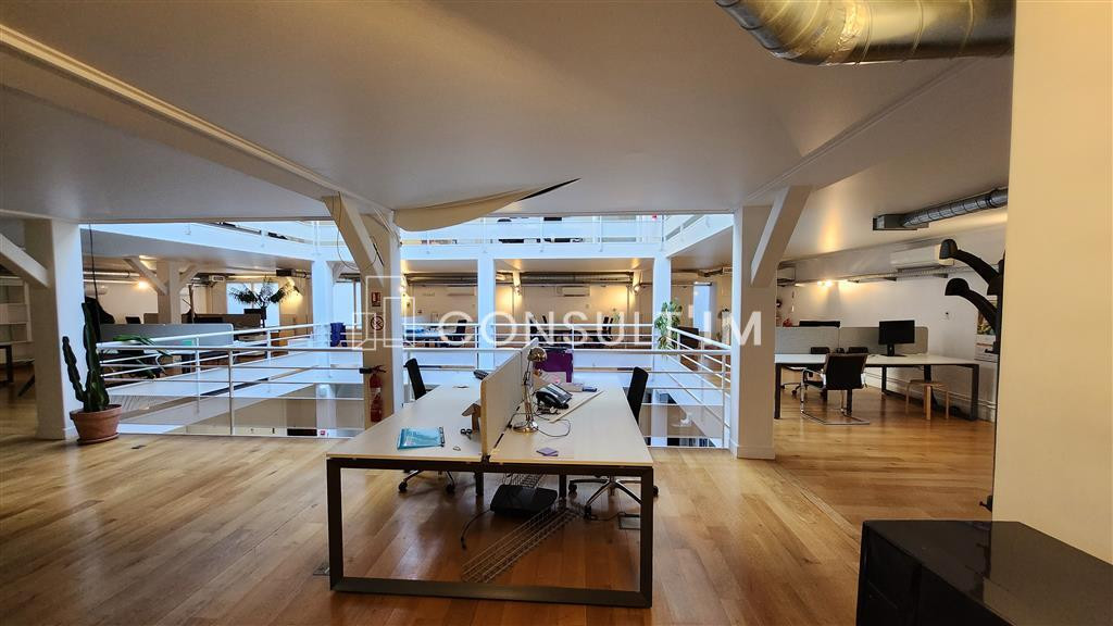 Bureaux à louer dans un bel immeuble indépendant avec cour intérieur de 124m²