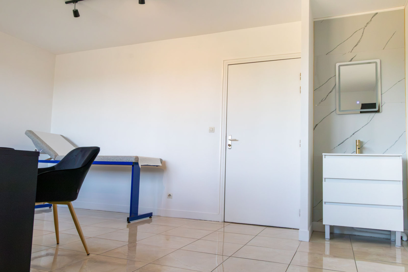 🏥 Cabinet médical 25 m² à louer – Secrétariat & parking inclus