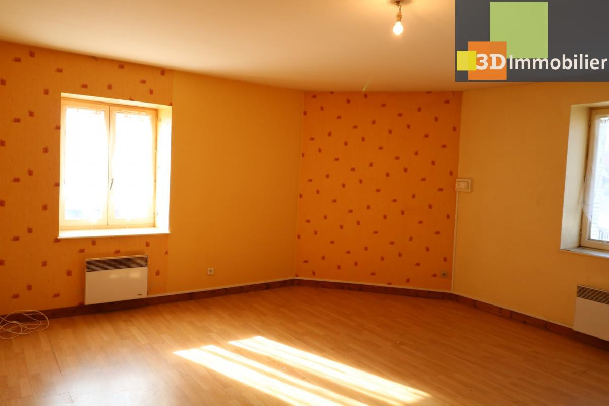 Vends petit immeuble en pierres, bon état avec 2 appartements de 56 et 58m² avec cave, petite cour au centre de Mont sous Vaudrey