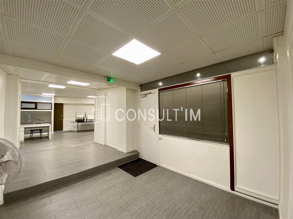 Au métro Porte de Champerret, bureaux en RDC en bon état