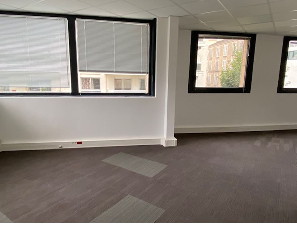 A proximité du métro Marcel Sembat, à louer, bureaux 258m²