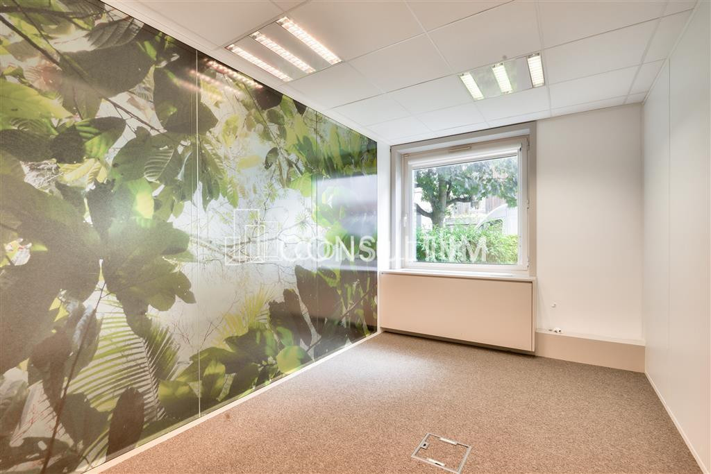 A proximité du Pont de Suresnes, à vendre des bureaux de 312 m² au RDC