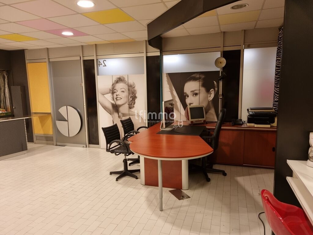 Local bureau 77m2 - Jean Mermoz 13008